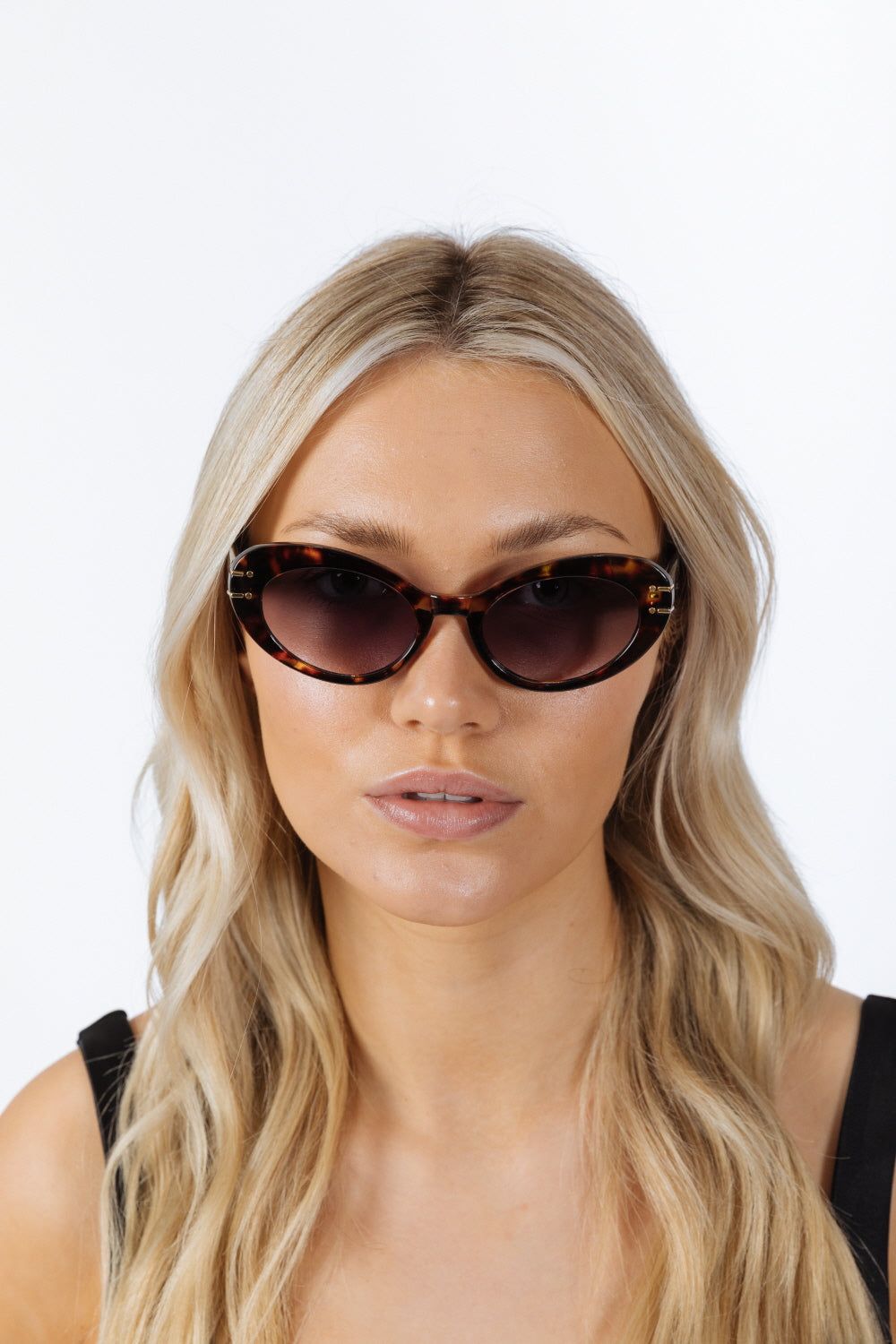SVNX Oval Cat-Eye Sunglasses in Tortoise