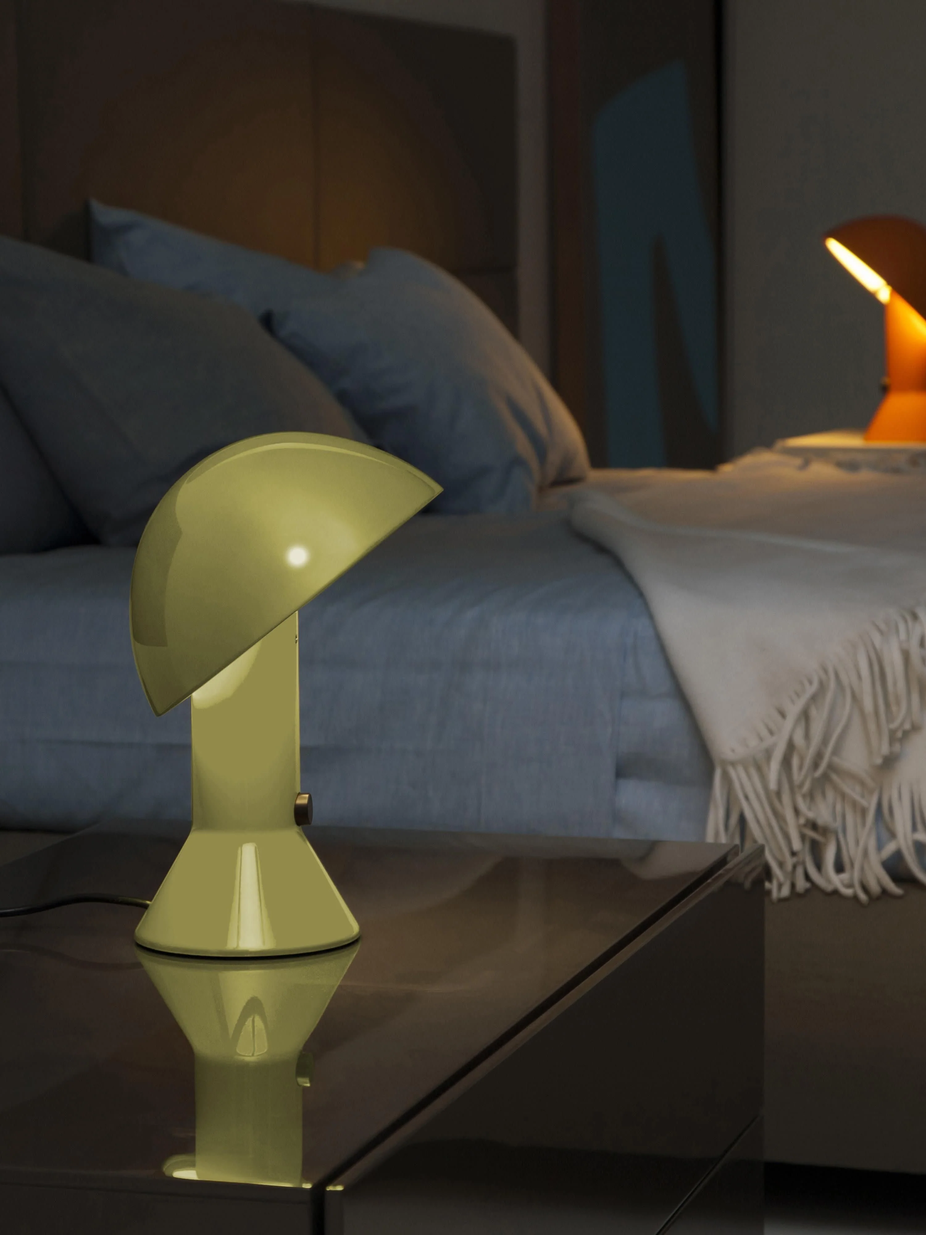 Kleine Tischlampe Elmetto mit verstellbarem Lampenschirm