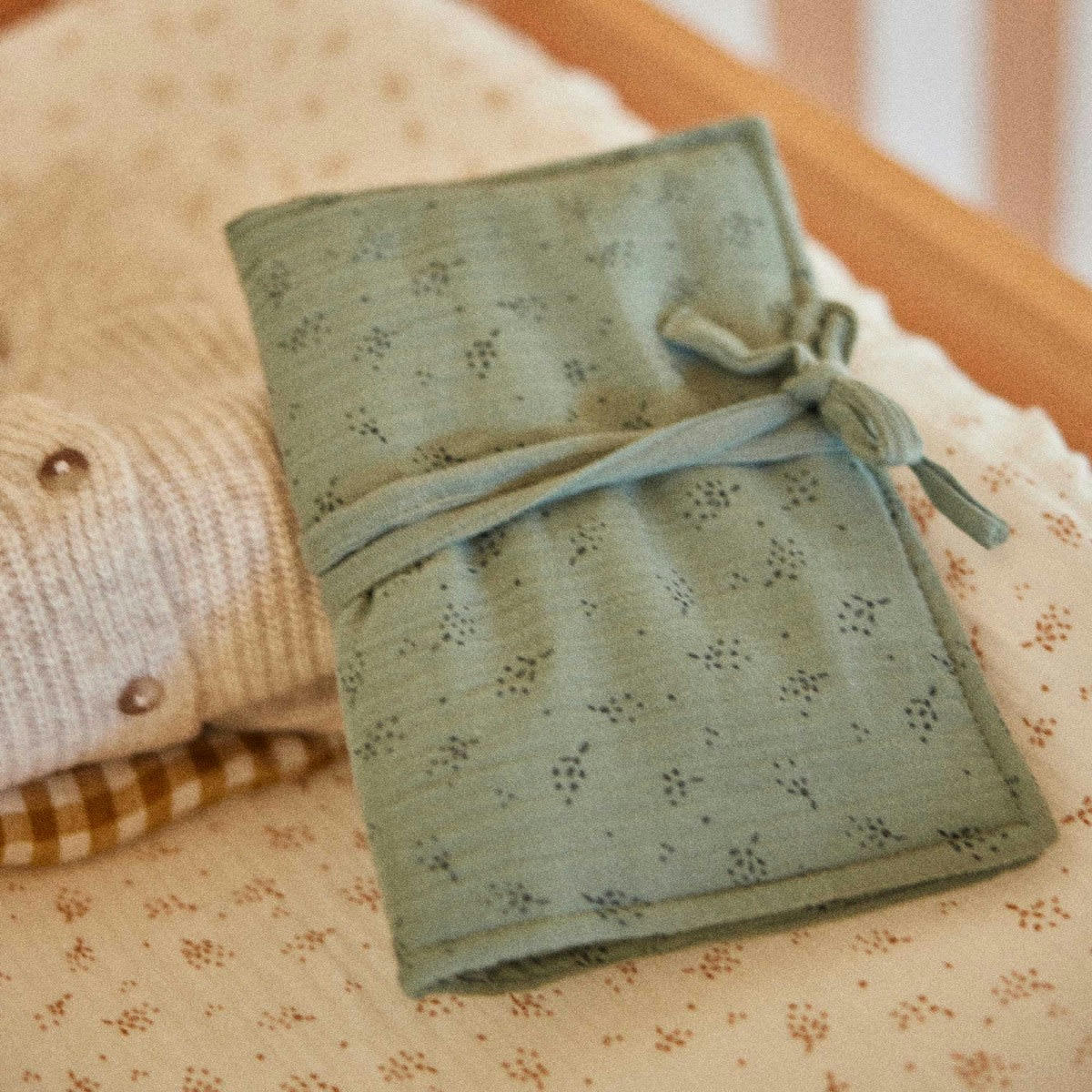 GREEN & KIDS - Protège carnet en gaze de coton biologique à motifs vert