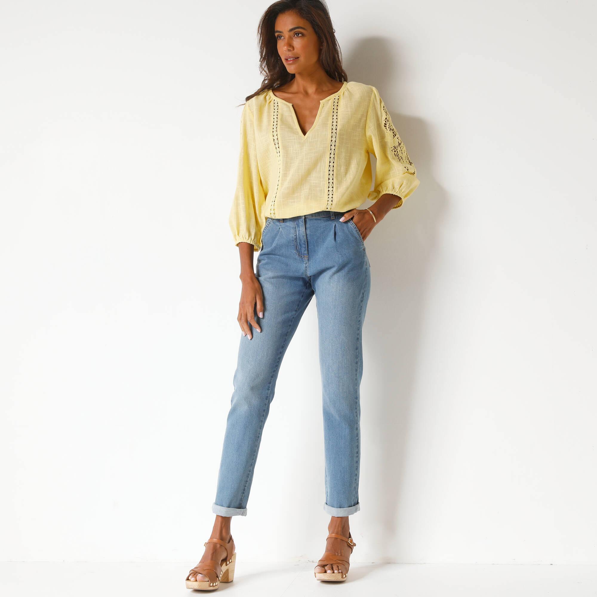 Blouse unie macramé, manches brodées