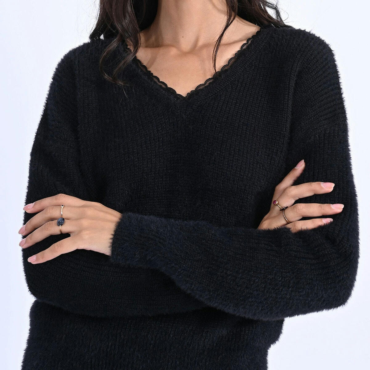 Pull  col V, col détail dentelle