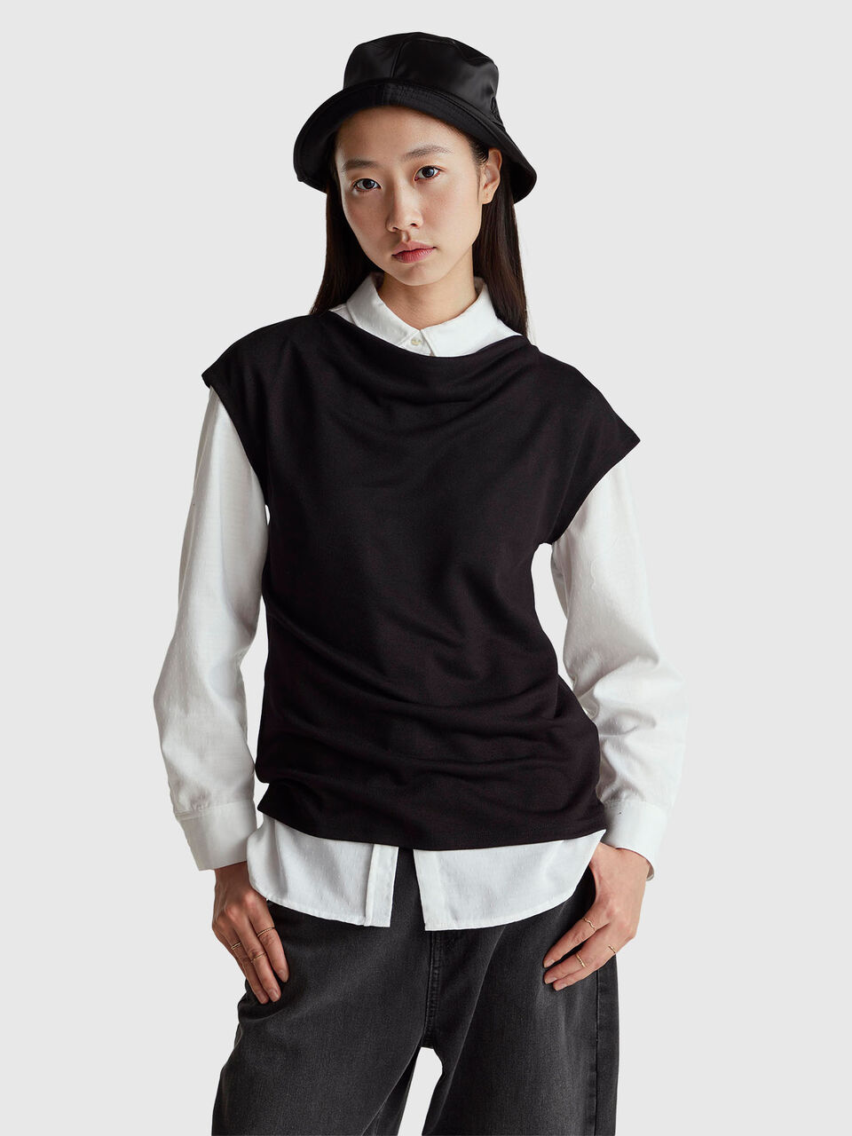 Sleeveless crepe t-shirt