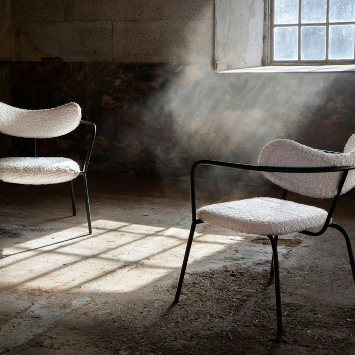 BUFFY - Chaise minimaliste en tissu bouclé et métal blanc