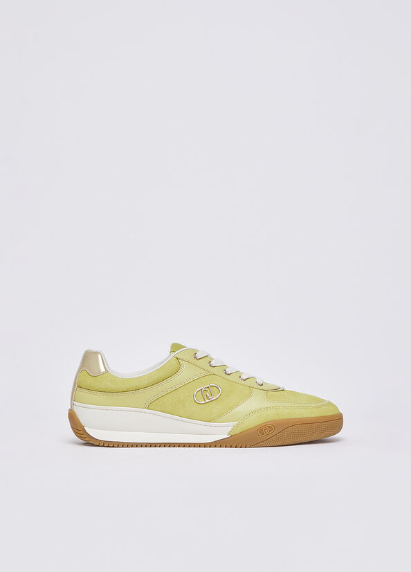 Sneakers in suede