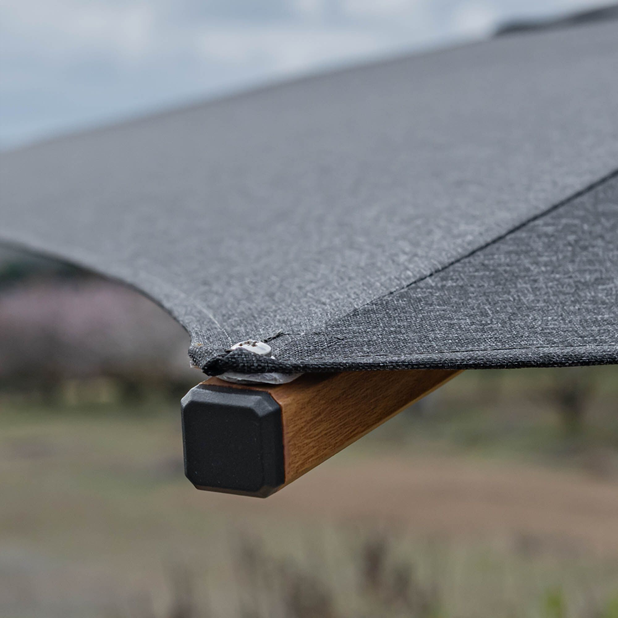CASTELLET - Parasol droit et sa base en aluminium effet bois 200x200cm - gris
