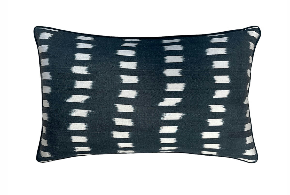 - Housse de coussin double soie ikat  30x50 noir