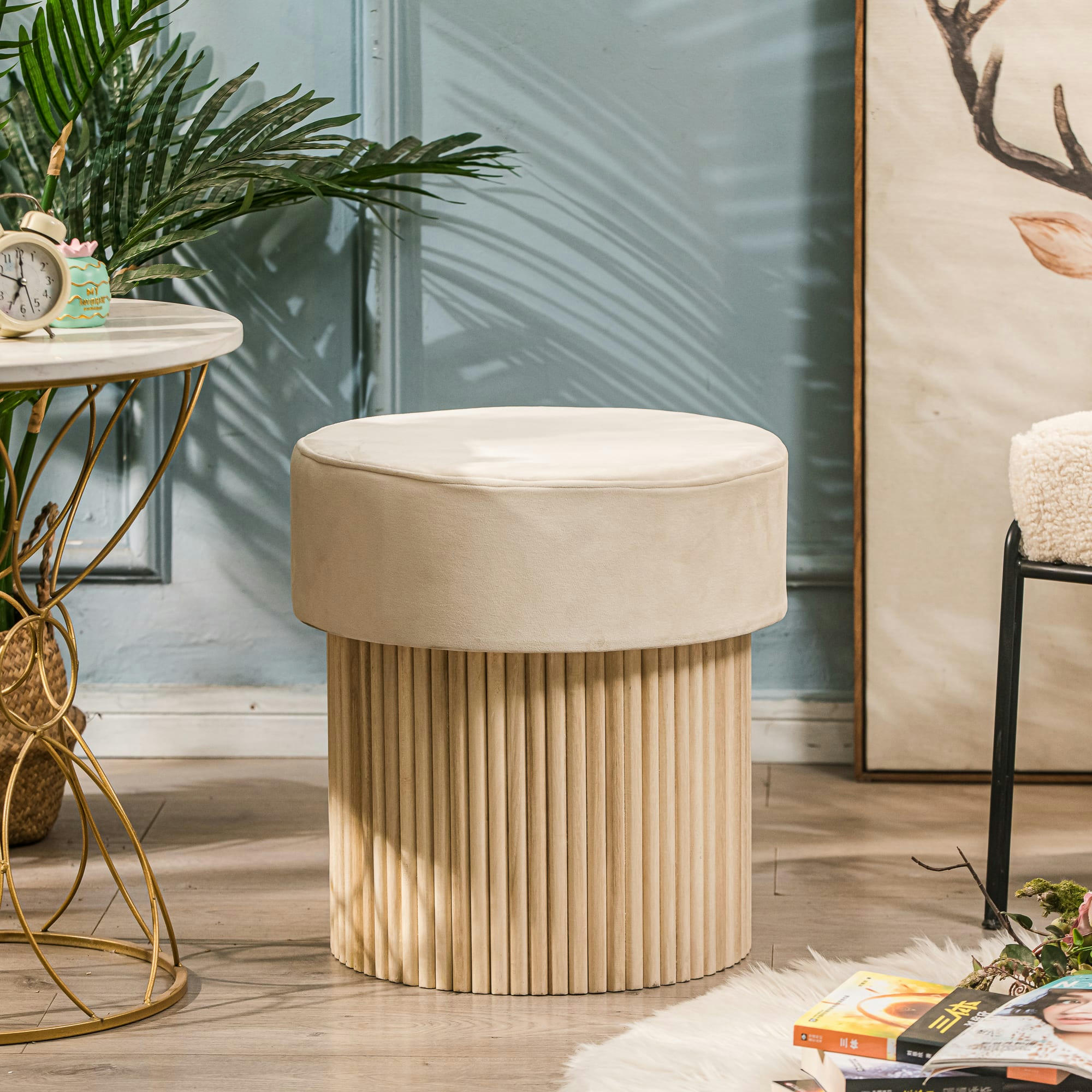 - Pouf en velours beige et base en bois