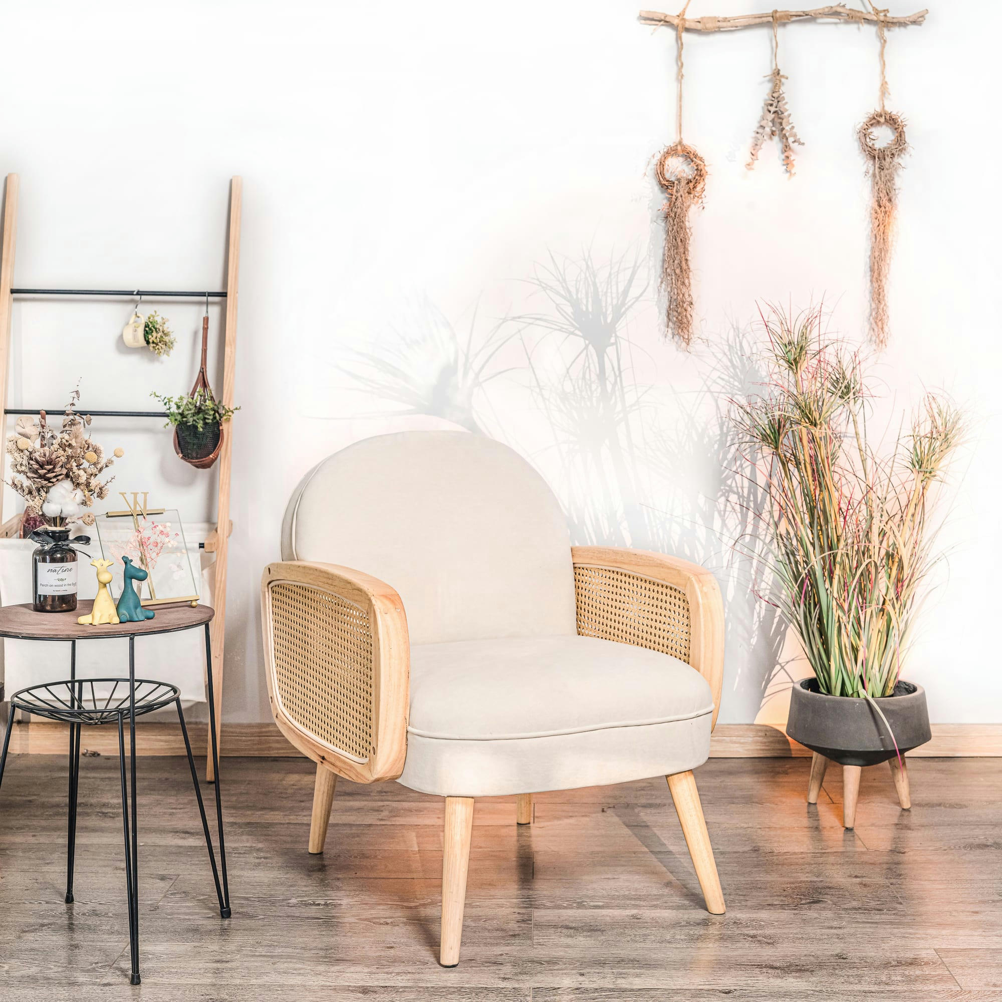 - Fauteuil de salon en cannage et velours beige