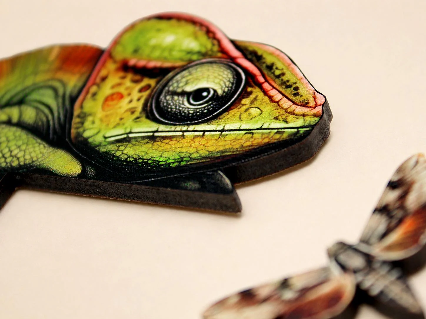 Wooden Chameleon & Moth Door Frame Figure – Animal Wall Decor Set