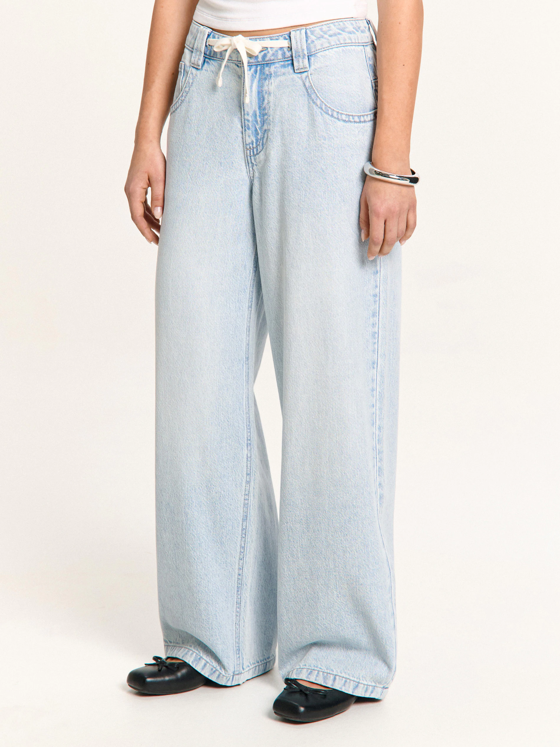 Jasne jeansy baggy ze sznurkiem w pasie