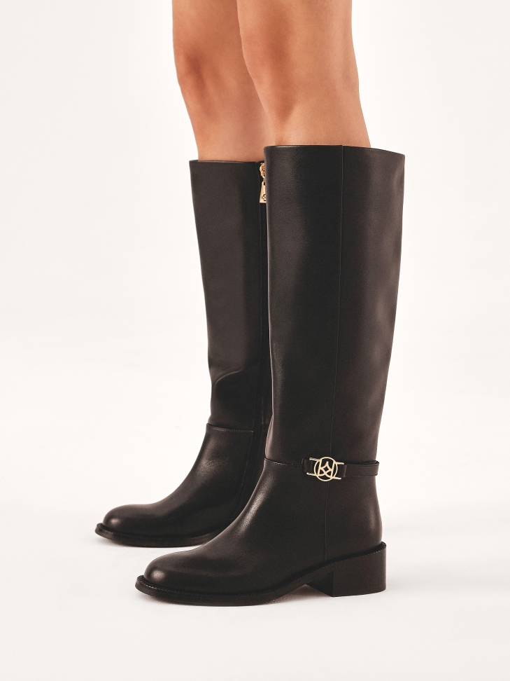 Simple leather boots with a metal monogram