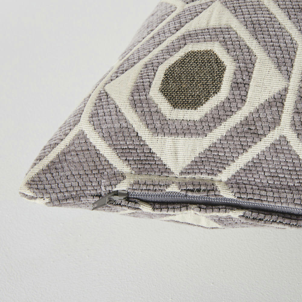 ROMBA - Coussin tissé jacquard motifs graphiques gris et fils dorés 45x45