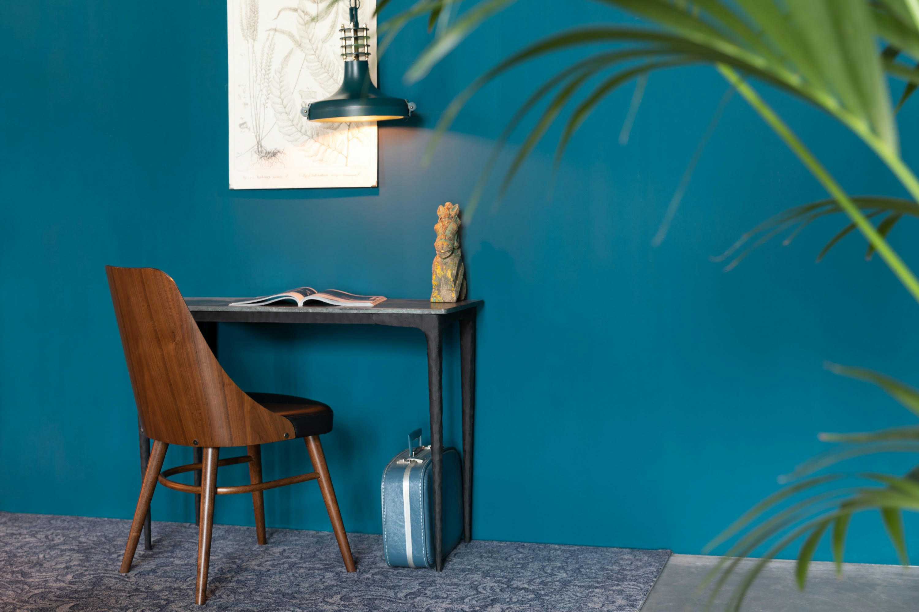 TALIKA - Chaise en bois marron et cuir noir