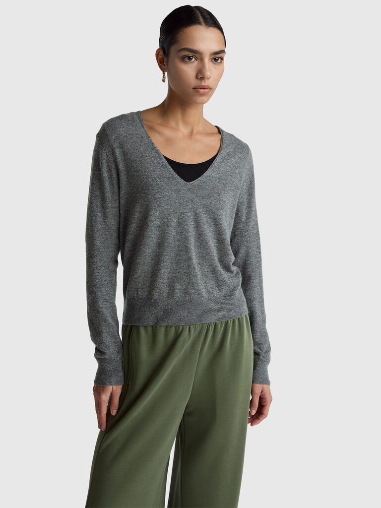 Mouse gray V-neck sweater in pure Merino wool
