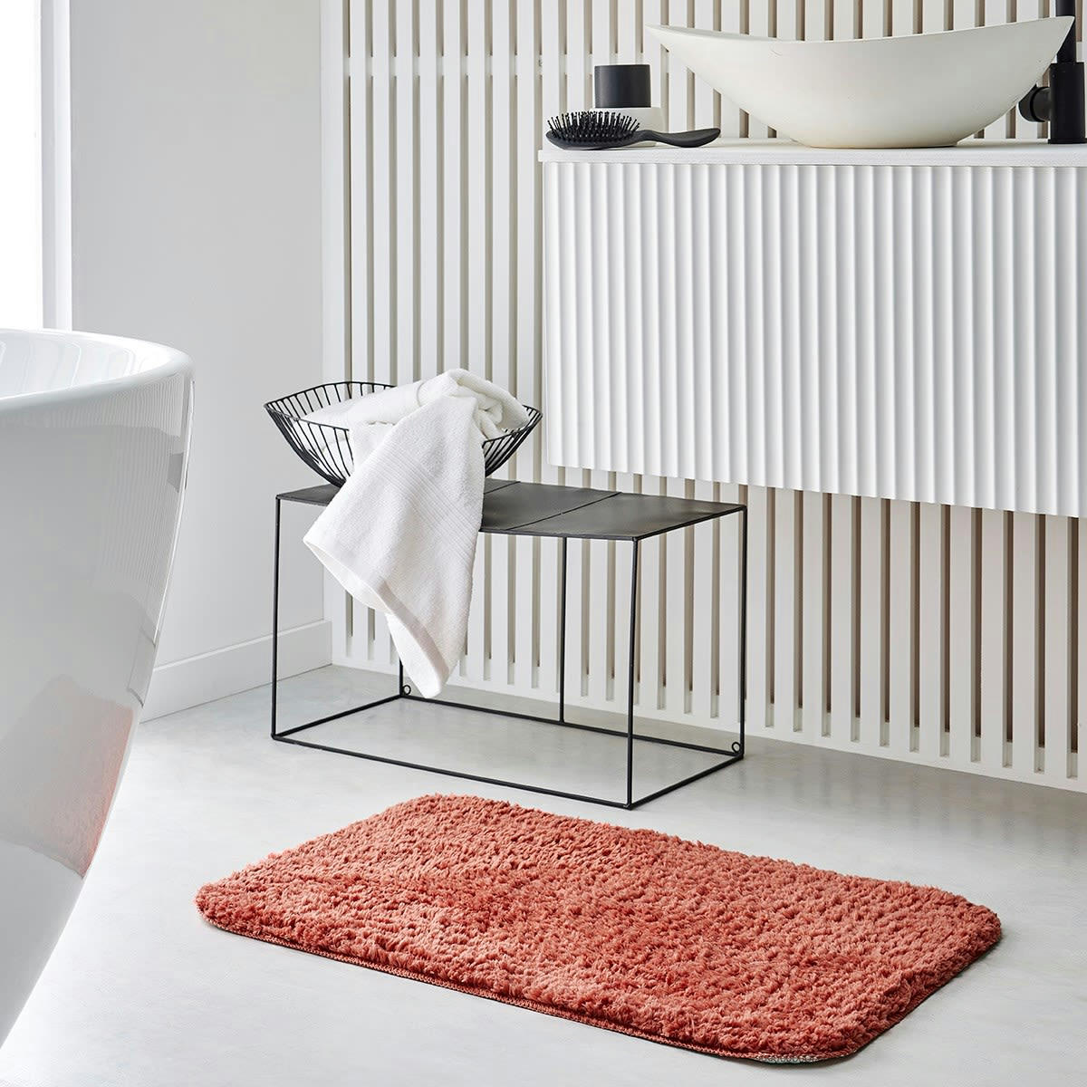ESSENTIAL - Tapis de bain tufté uni en Polyester Rouge 50x80 cm