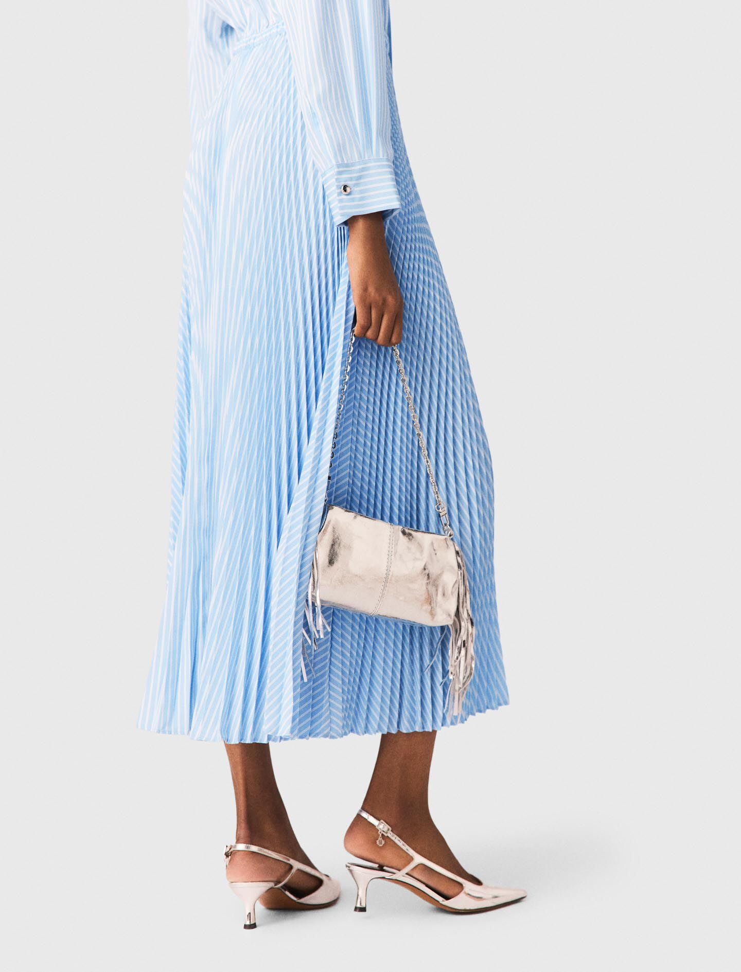Robe longue plissée à œillets