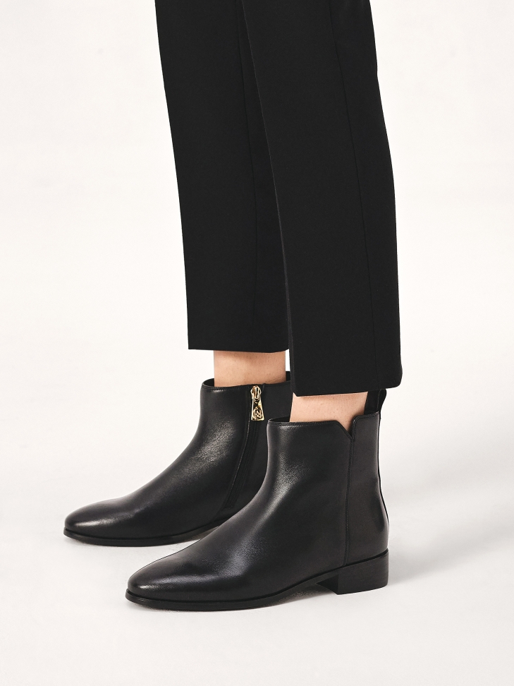 Flat boots with zipper