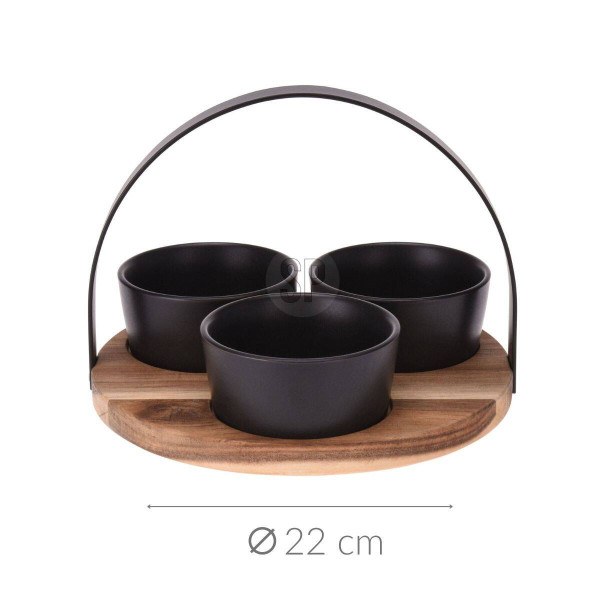 Miseczki ceramiczne na drewnianej tacy