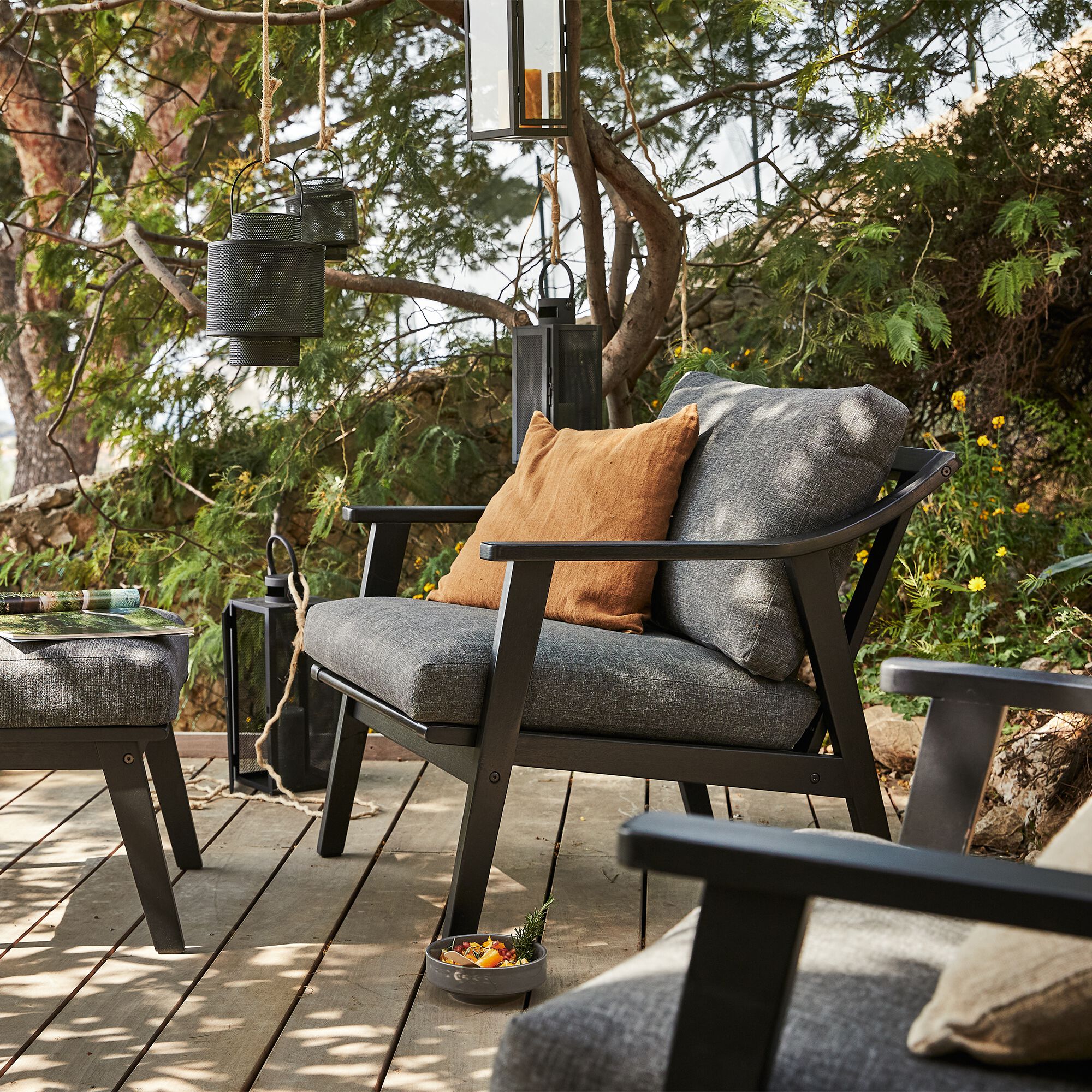 JAUNA - Fauteuil de jardin en bois d'eucalyptus - noir