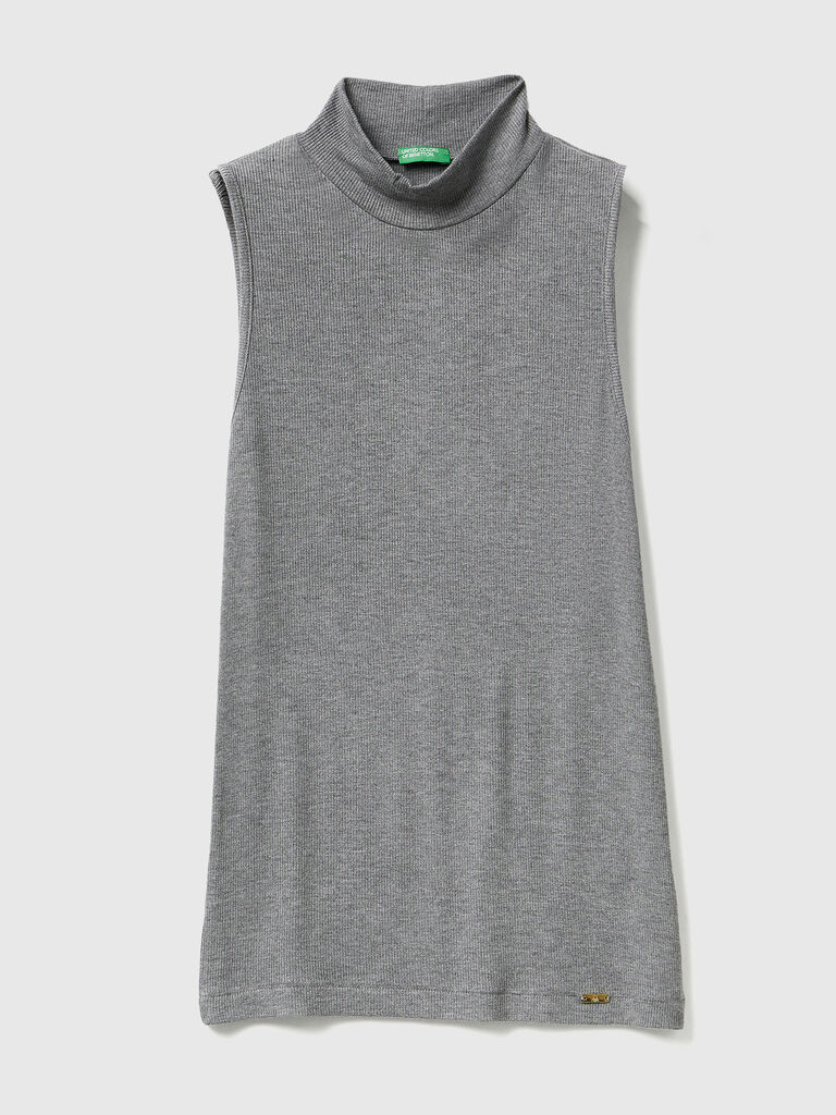 Sleeveless t-shirt with high neck