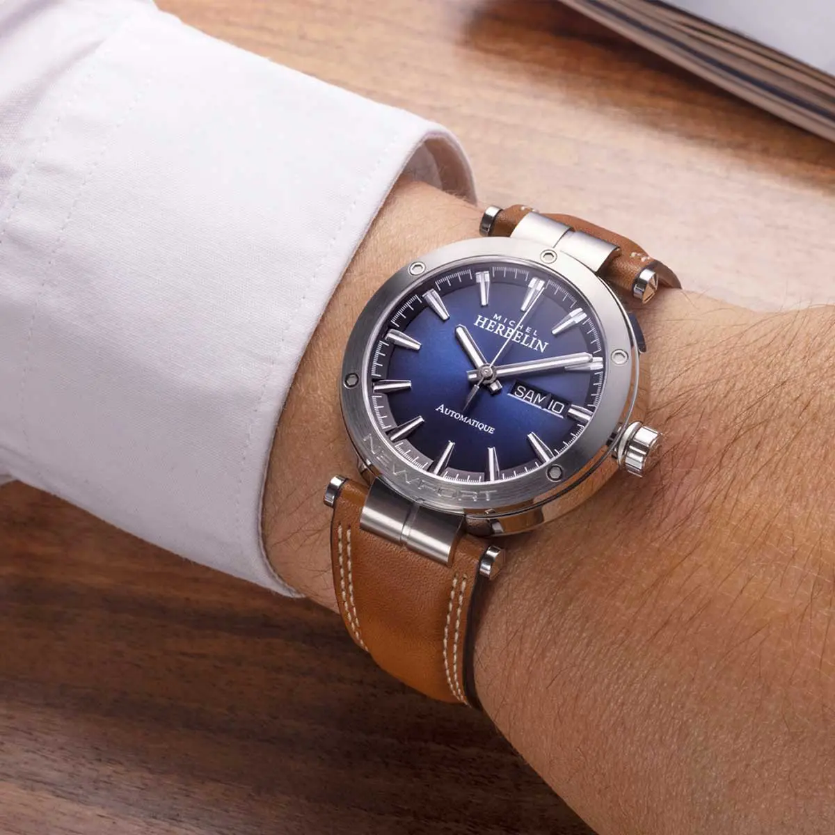 NEWPORT – AUTOMATIQUE – BLEU & CUIR CAMEL