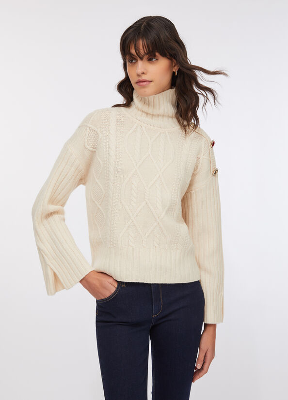 Dolcevita in lana con bottoni gioiello