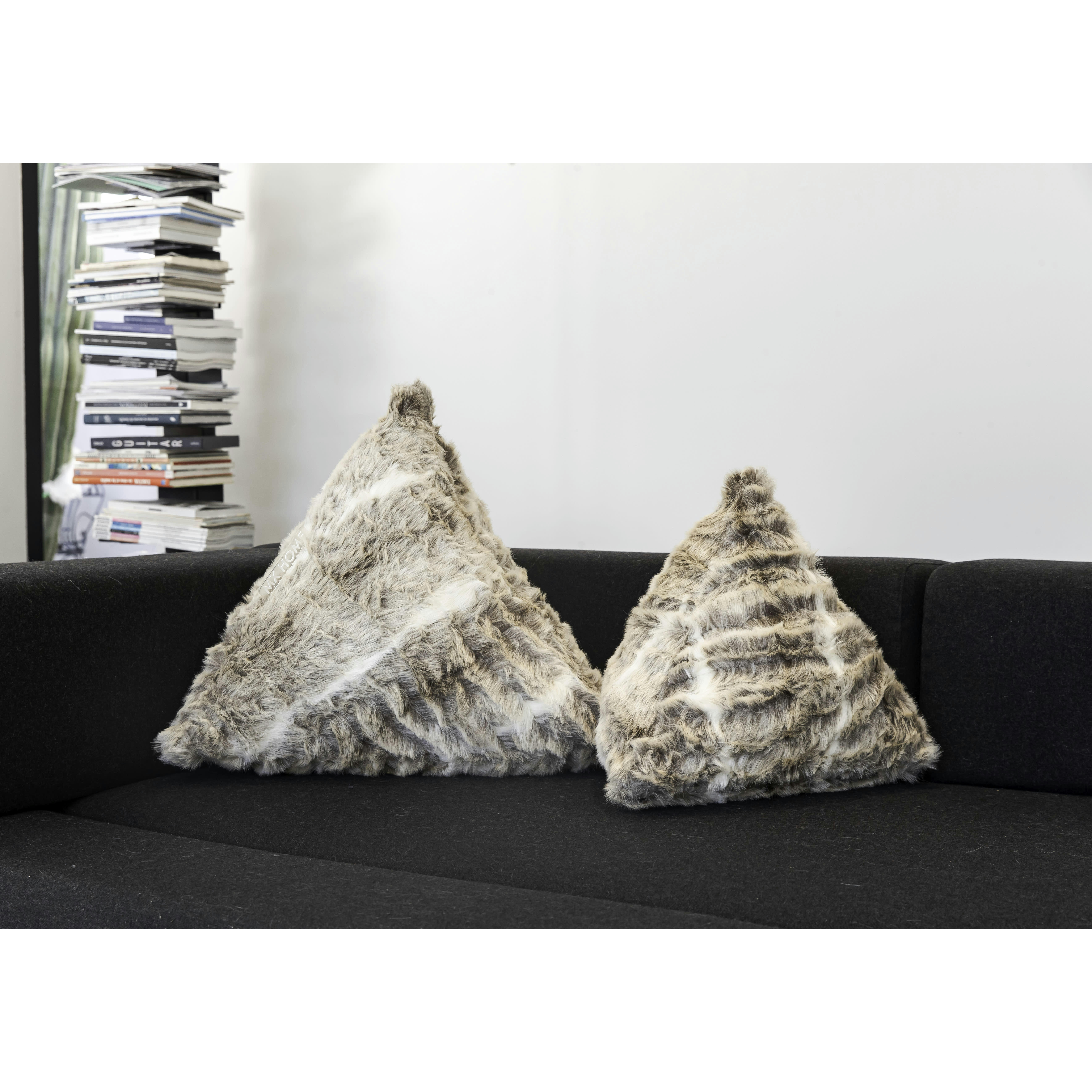 - Coussin pyramide en fausse fourrure marron clair