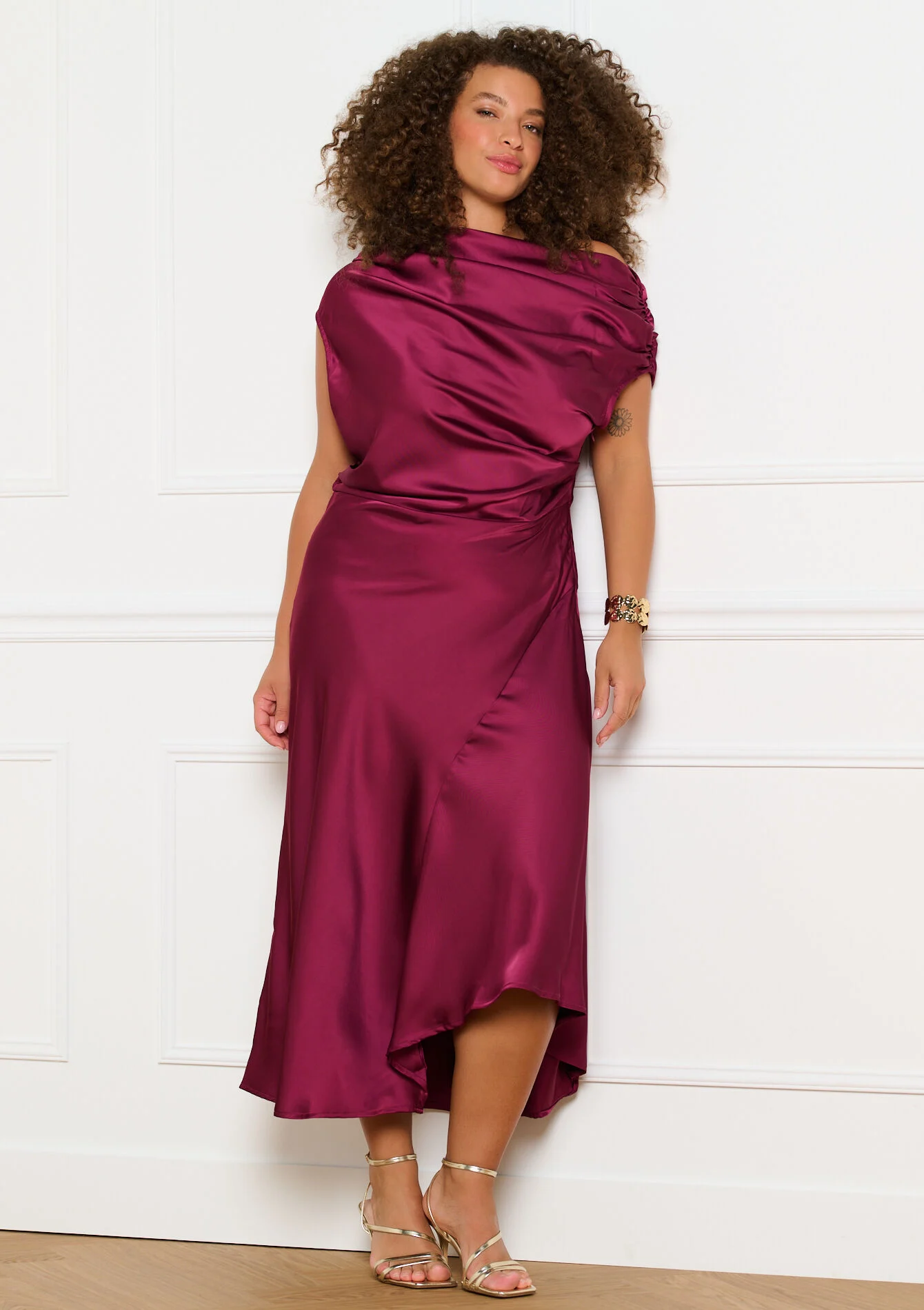 Gedrapeerde satijnen midi jurk