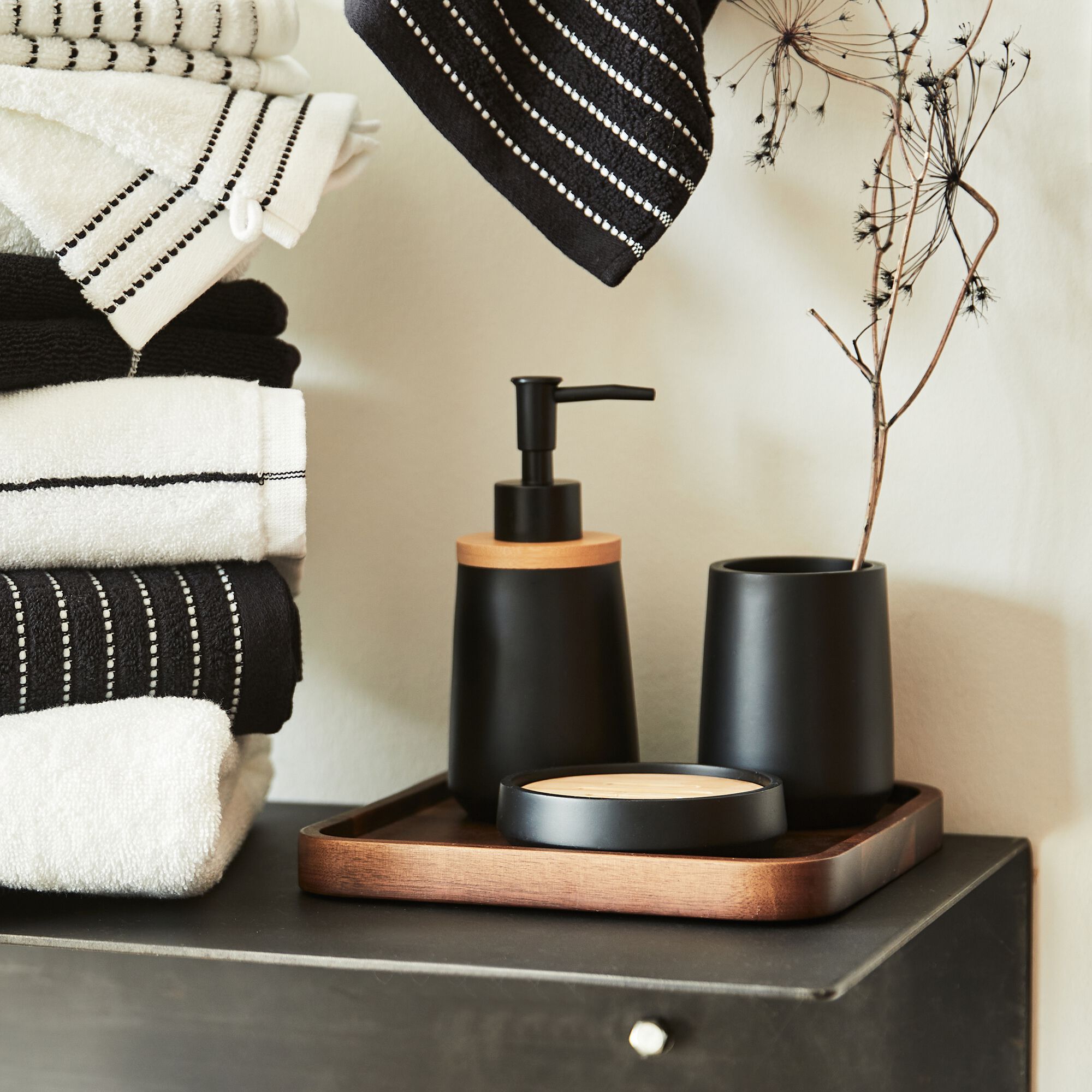 LEUZE - Distributeur de savon en polyresine - noir