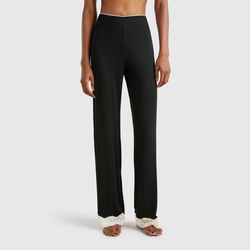 Flowy trousers with lace details