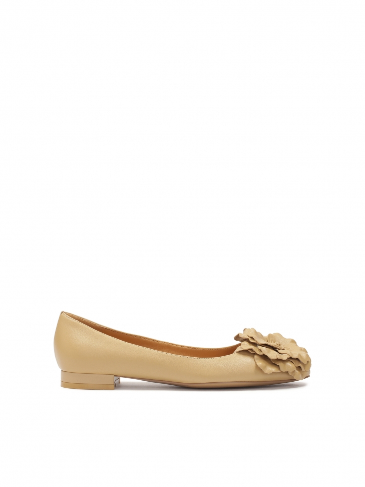 Beige flat pumps with flower