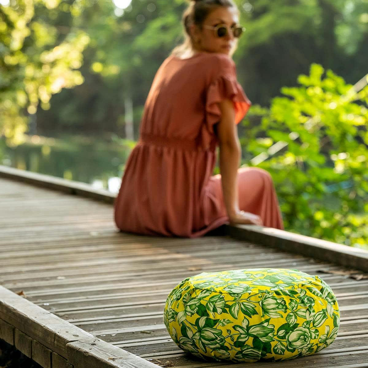 APONI - Coussin de méditation en coton imprimé fleuri jaune