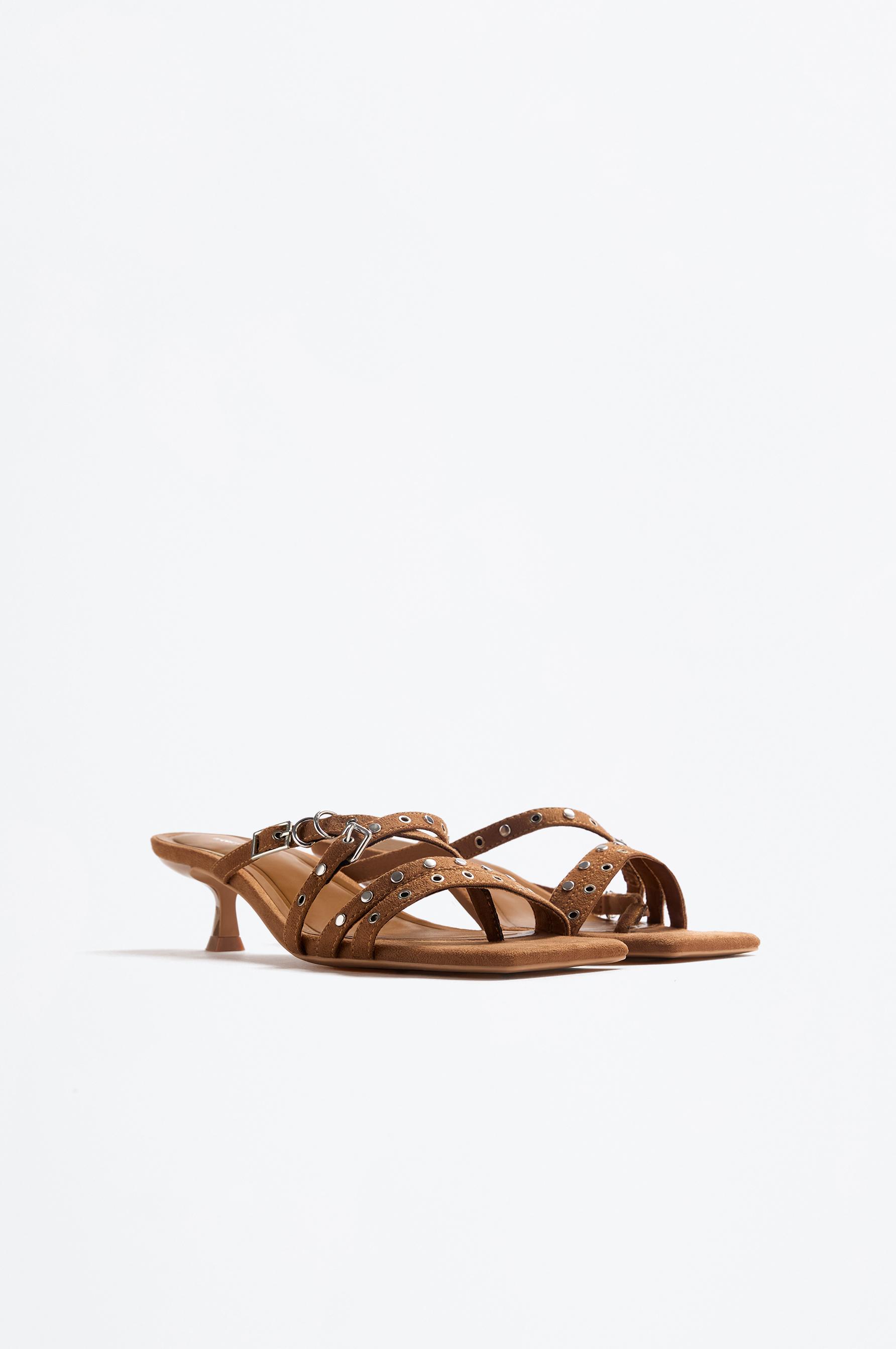 Sandalia tacón tachas