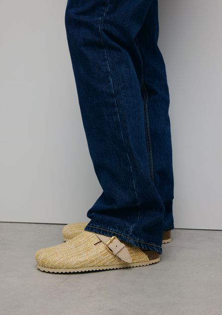 Beige raffia clogs met gesp