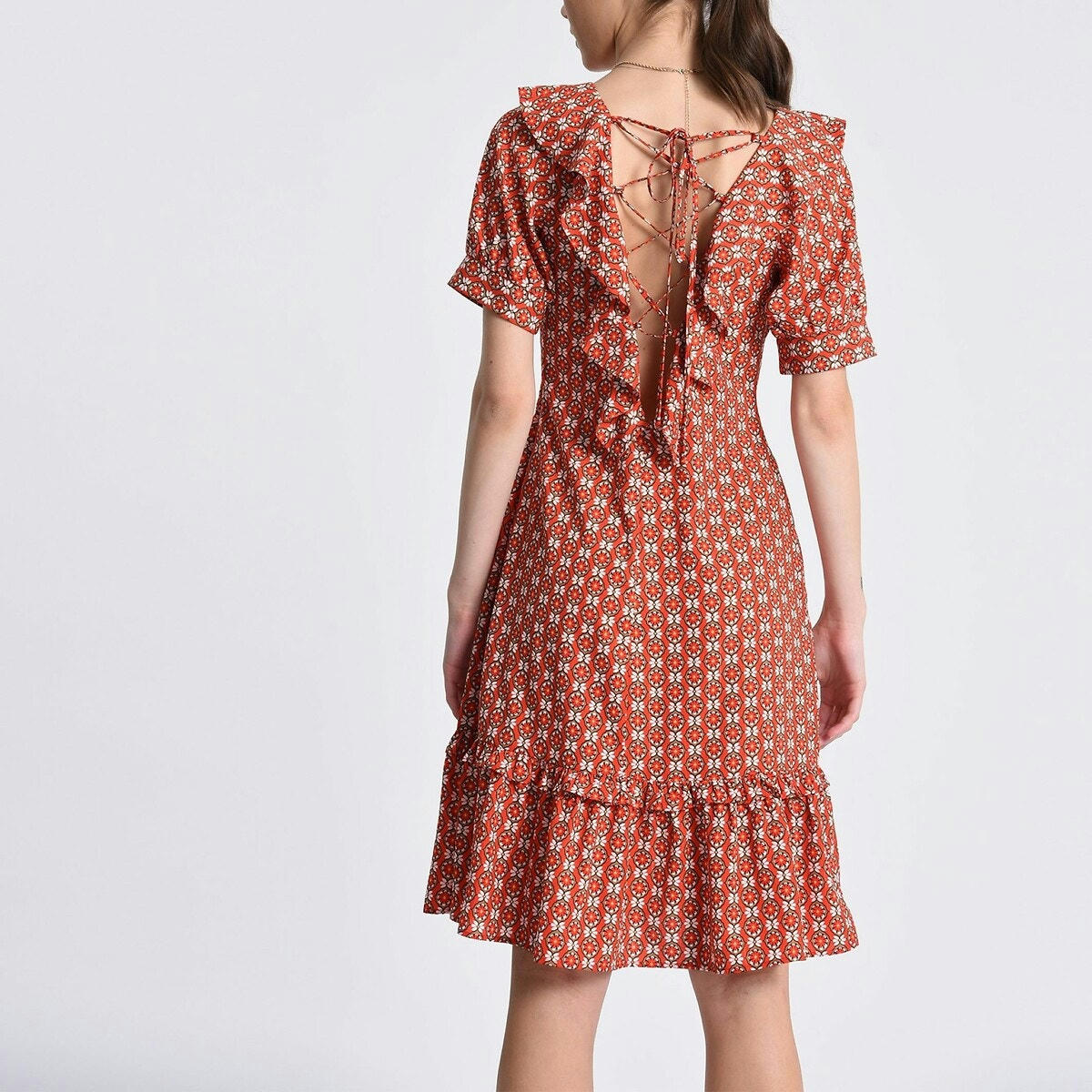Robe col volanté et dos ouvert avec laçage