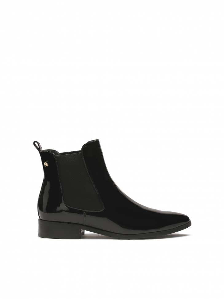 Slip-on flat-heeled boots