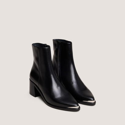 Bottines à talons et embouts argentésen cuir noir | DELO