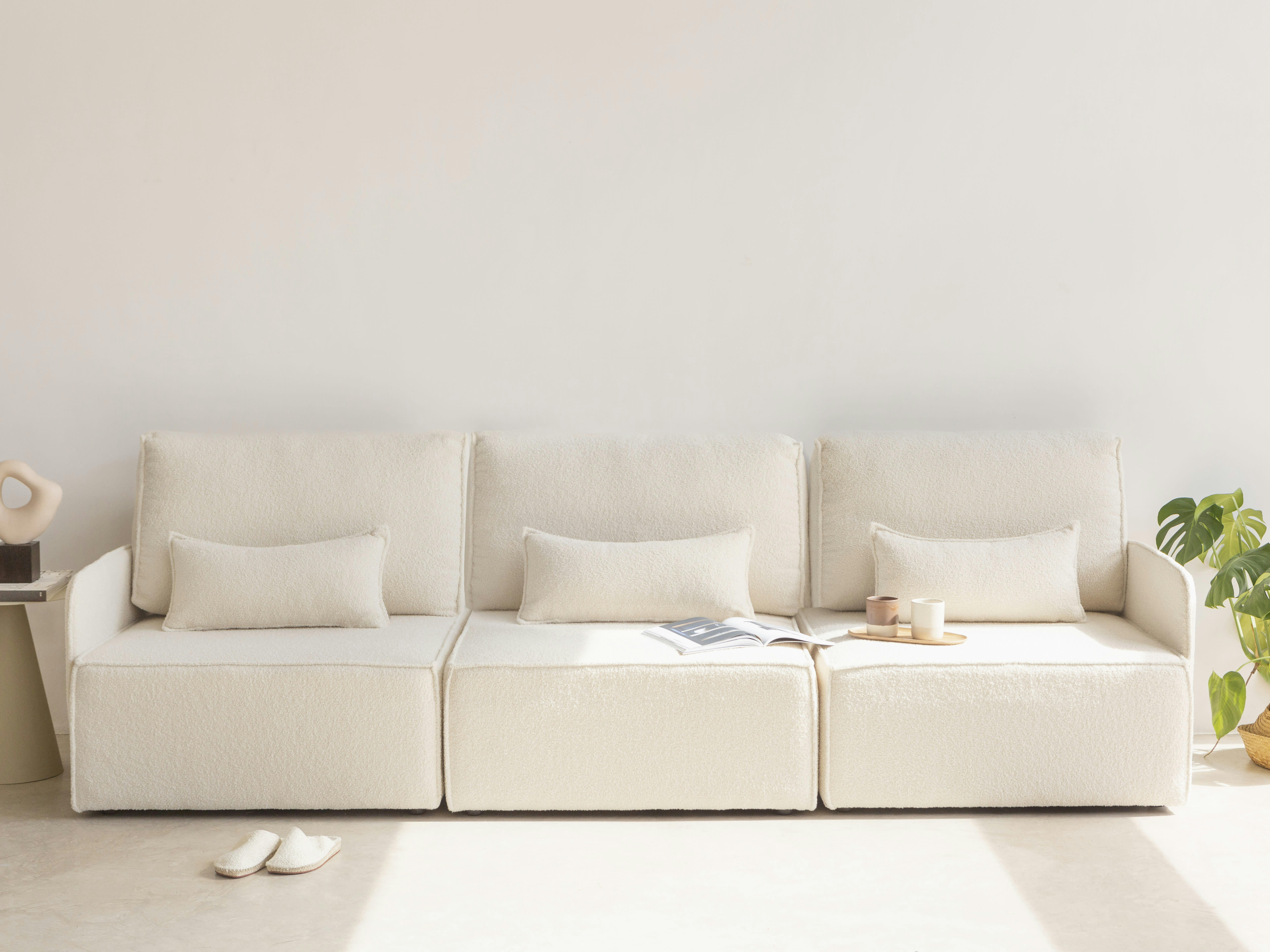 LEA - Canapé 4 places chaise longue en bouclé et en pin Blanc Neige