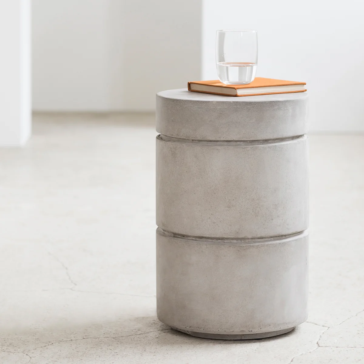 Serax - Pawn Beistelltisch, Ø 30 x H 45,5 cm, Beton