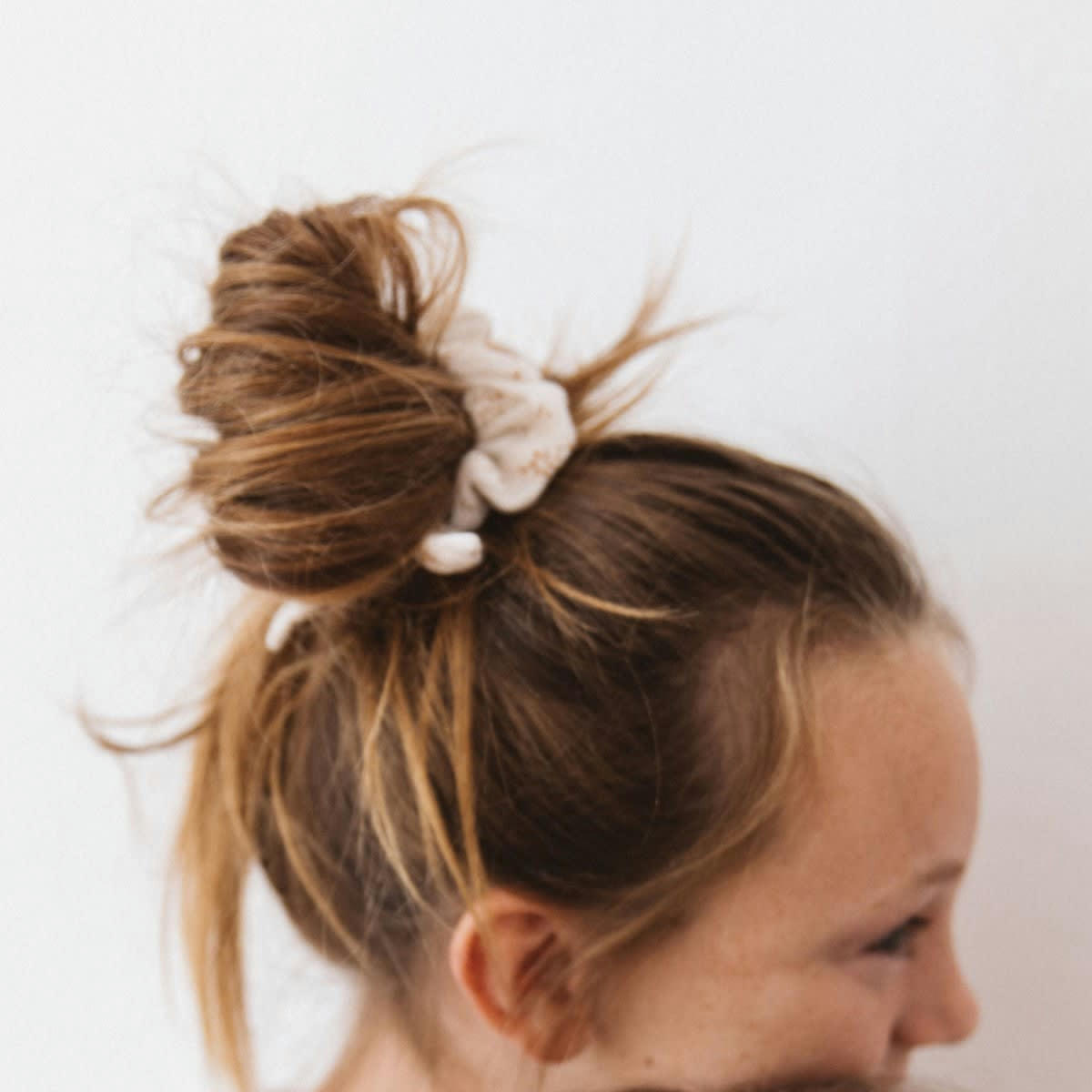 GREEN & KIDS - Chouchou en gaze de coton bio à motifs crème