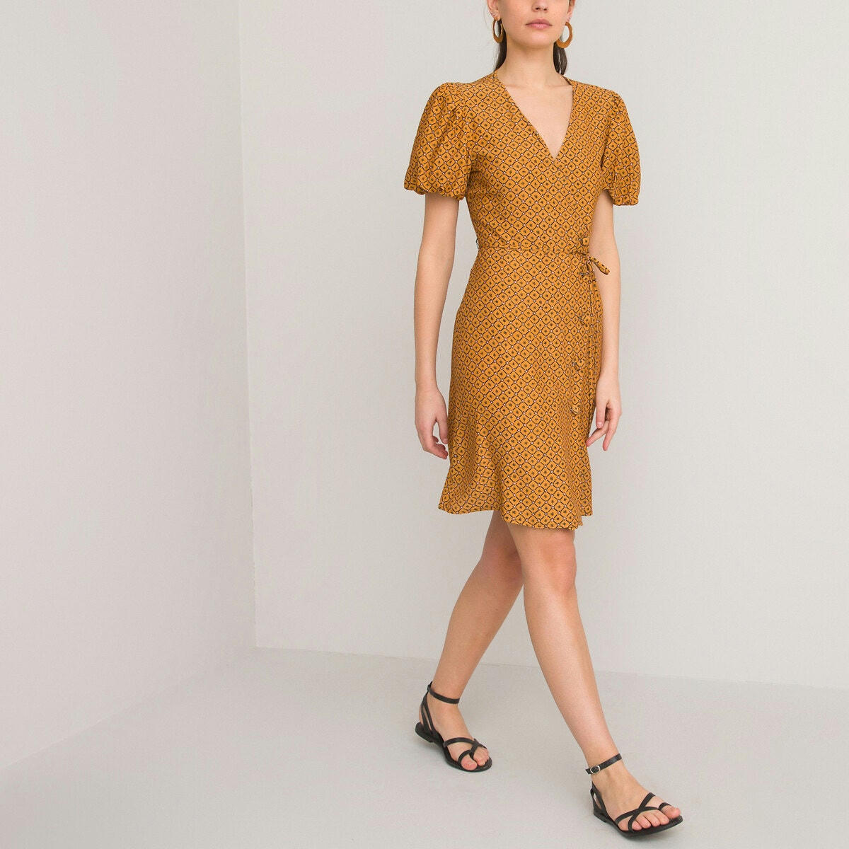Robe courte cahe-cœur, manches courtes imprimée