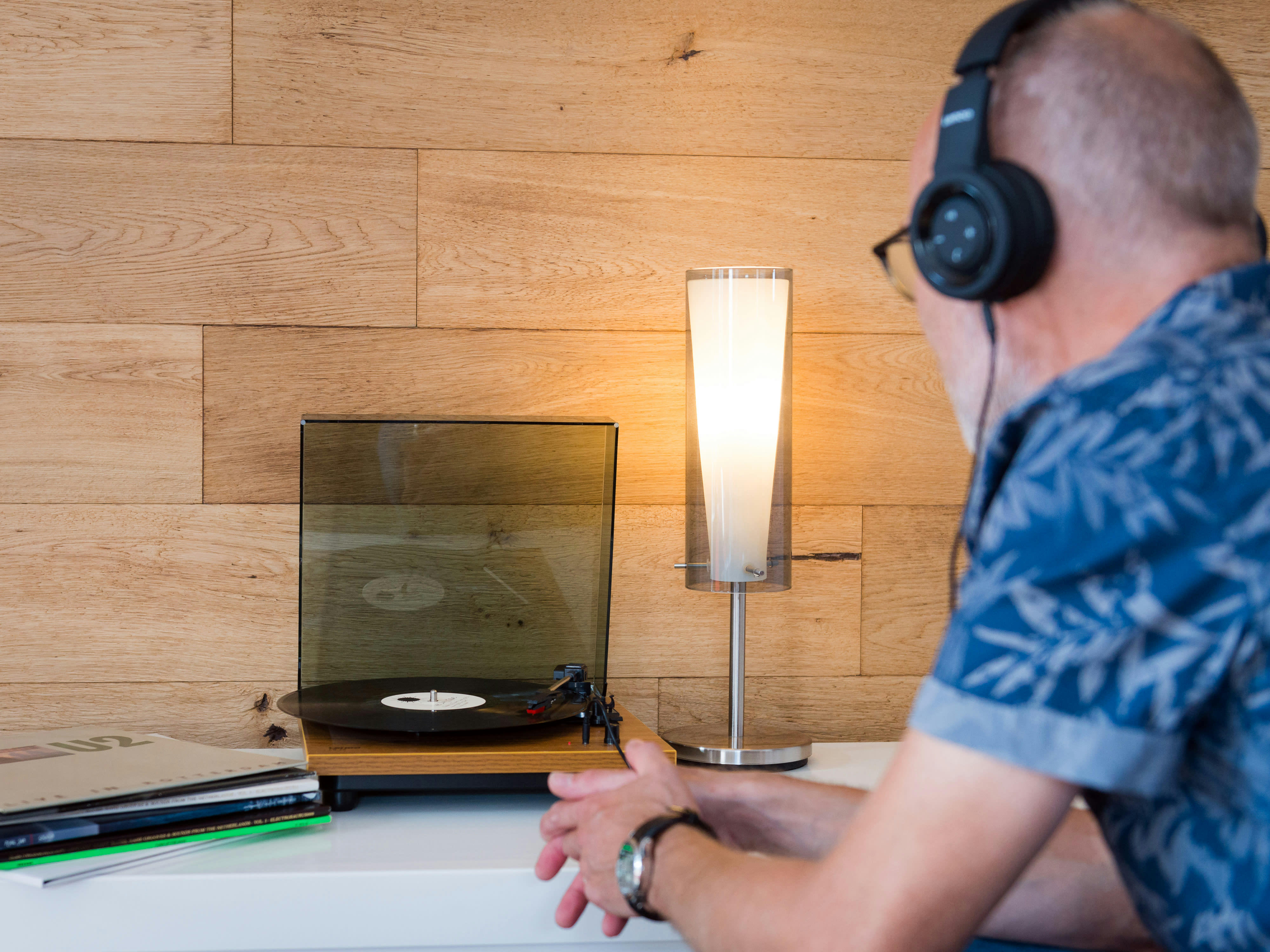 - Platine vinyle avec haut-parleurs intégrés bois