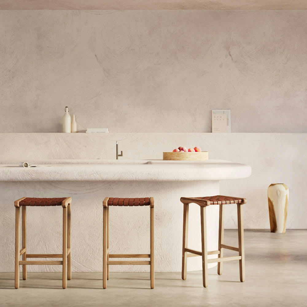 KUNA - Tabouret de bar mi-hauteur en teck et cuir tressé marron 68 cm