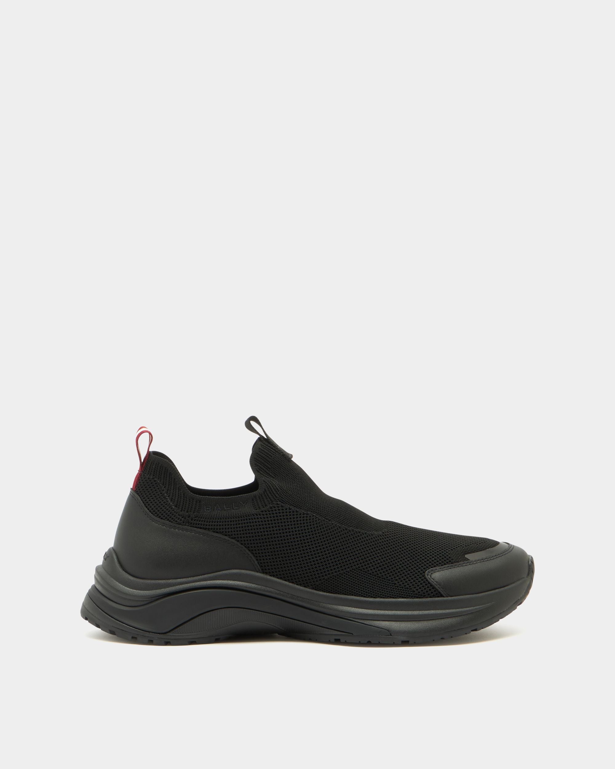 Sneaker Woge aus schwarzem Gewebe