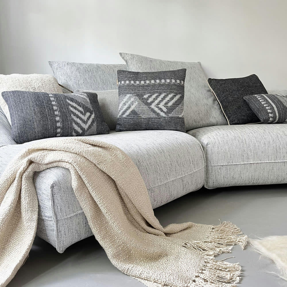 MOCHICA - Coussin en laine noir decostripe 35x60