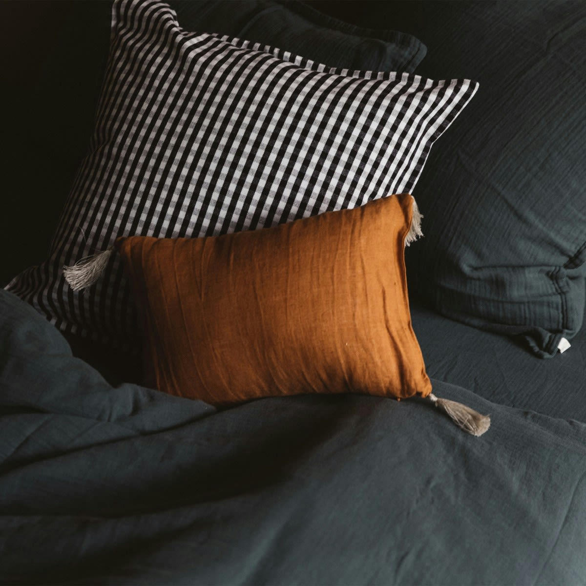 PAR AMOUR - Coussin en coton imprimé Vichy noir 50x50