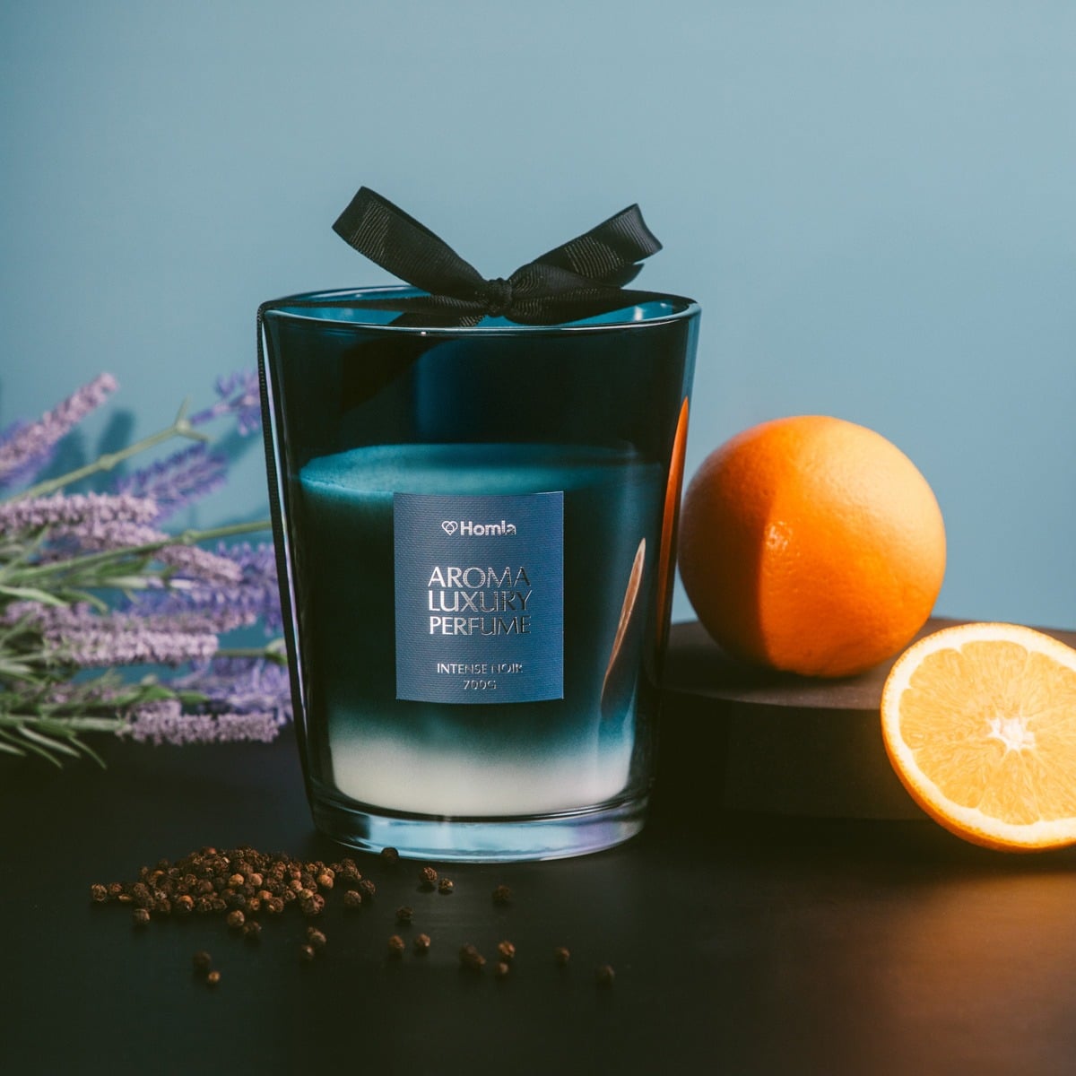 Świeca zapachowa EMBER Intense Noir 700 g