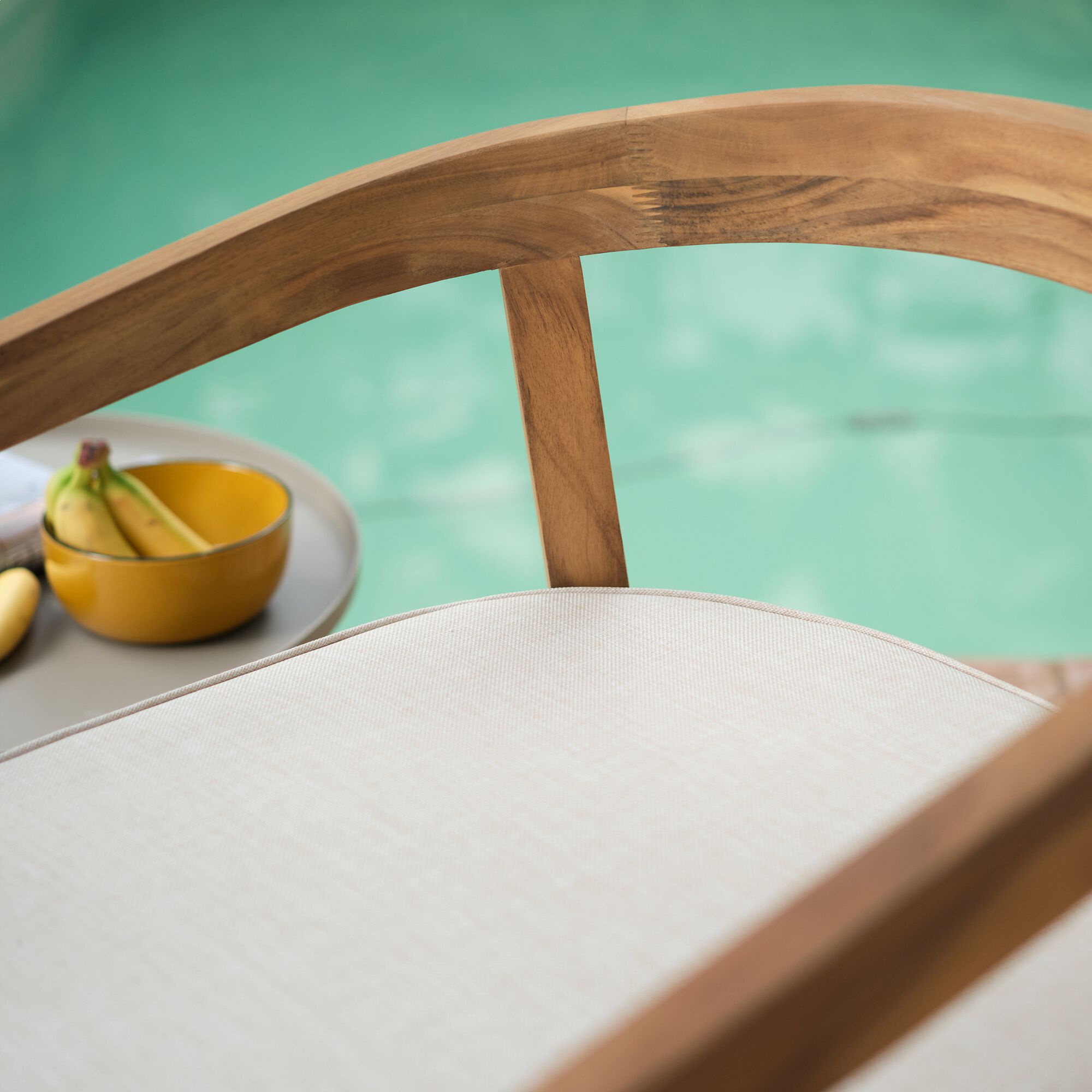 GARLABAN - Chaise de jardin avec accoudoirs en acacia avec coussin - bois clair