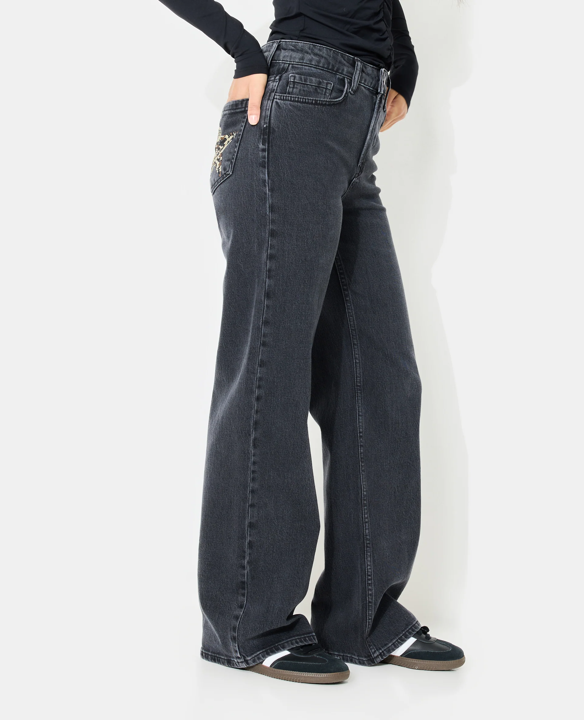 Jean straight avec étoiles strass sur poches arrières