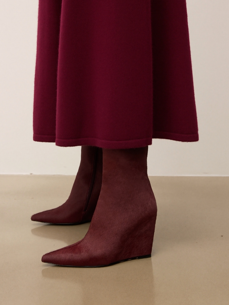 Maroon boots with natural bristles
